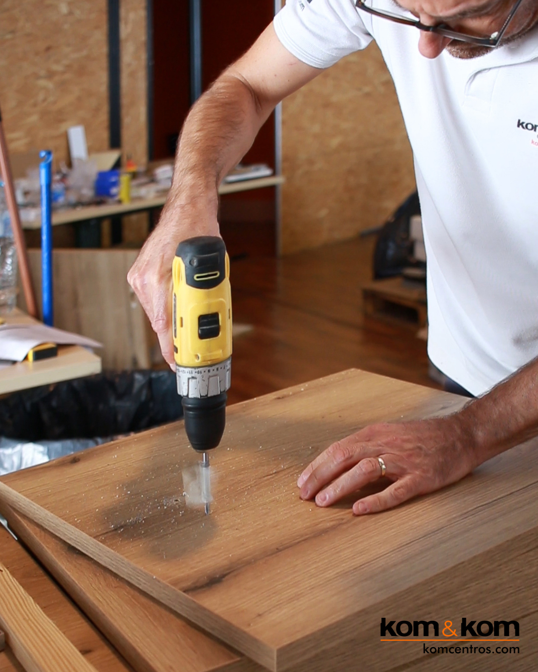 Carpintero trabajando la madera en el taller de Kom&Kom